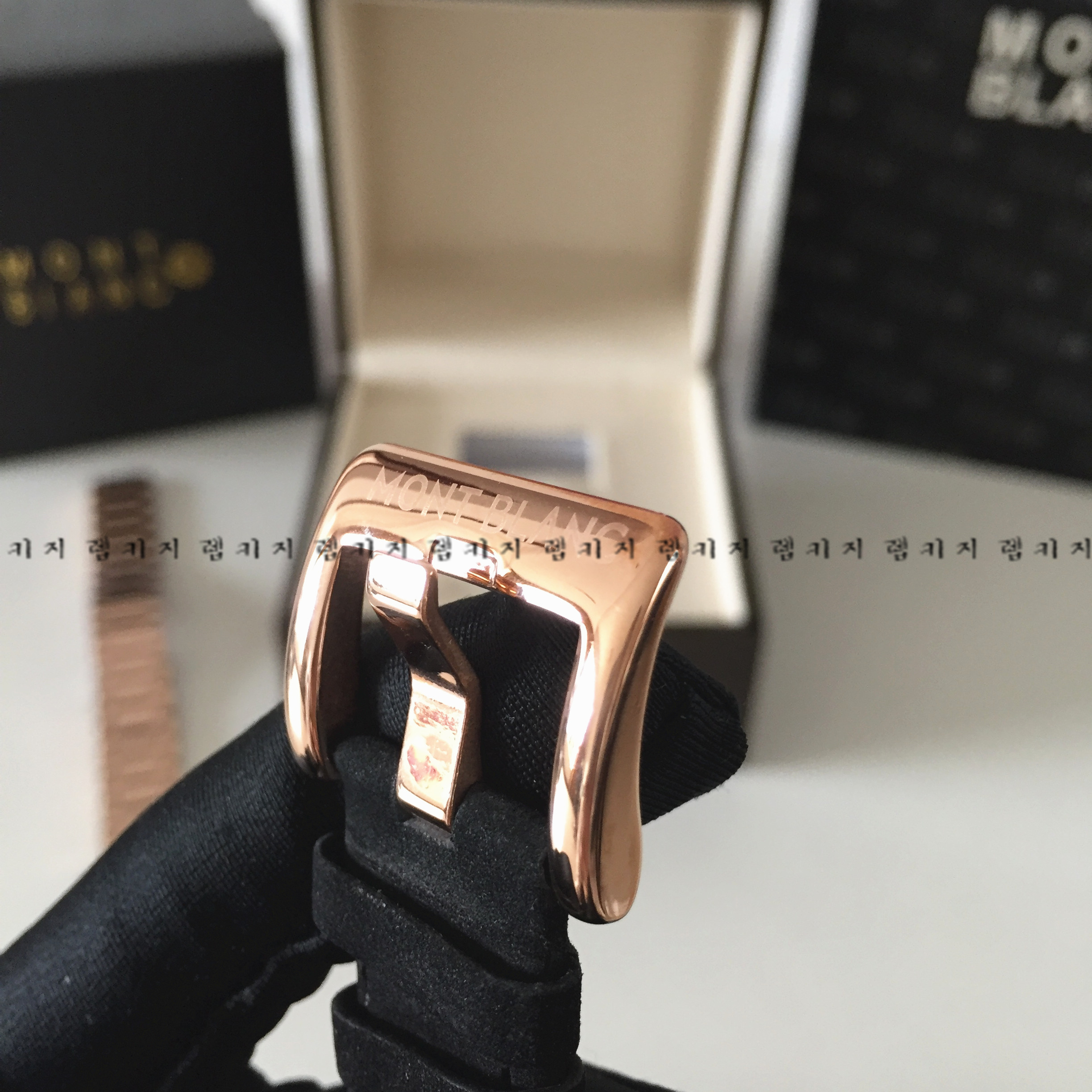 몽블랑 그라데이션 금장 가죽시계